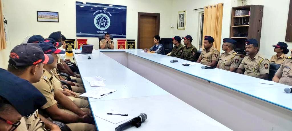 #DIAL_112 | वाशिम पोलीस दलातील 195 अंमलदारांना DIAL_112 चे प्रशिक्षण देण्यात आले. यावेळी मा. पोलीस अधीक्षक श्री.<a href="/IPS_Bachchan/">Bachchan Singh</a> यांनी नागरिकांना संकटकाळी तात्काळ पोलीस मदत उपलब्ध व्हावी यासाठी मोलाचे मार्गदर्शन केले.

<a href="/IGP_AmtRange/">IGP AMRAVATI RANGE</a> <a href="/DGPMaharashtra/">महाराष्ट्र पोलीस - Maharashtra Police</a> <a href="/maharashtra_hmo/">HMO Maharashtra</a> <a href="/InfoWashim/">जिल्हा माहिती कार्यालय वाशिम</a>