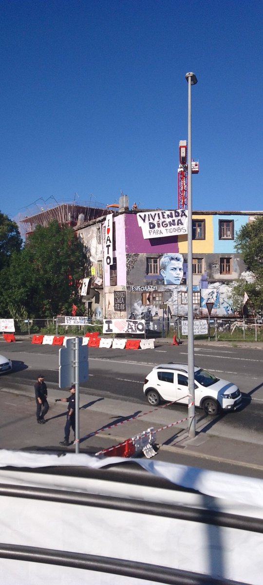 DBulegoa's tweet photo. ADI! Lezoko udala (@ehbildu) lobato etxea desalojatzera doa.
Gerturatzera deitu dute.
Etxebizitza duina denontzat.
Kaleratzerik ez! https://t.co/Mk3WpoSu5q