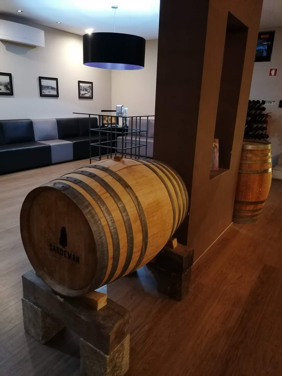 skymanuelima's tweet photo. A Presunteca de Lamego é um espaço bem decorado, onde pode petiscar uma excelente tábua de presento, chouriços e queijos bem regada por bons vinhos e espumantes, e claro o famoso vinho do Porto, tinto ou branco. #Presunteca #Lamego #Vinhos #enchidos #presuntos #visitPortugal https://t.co/PO5wJDbC9c