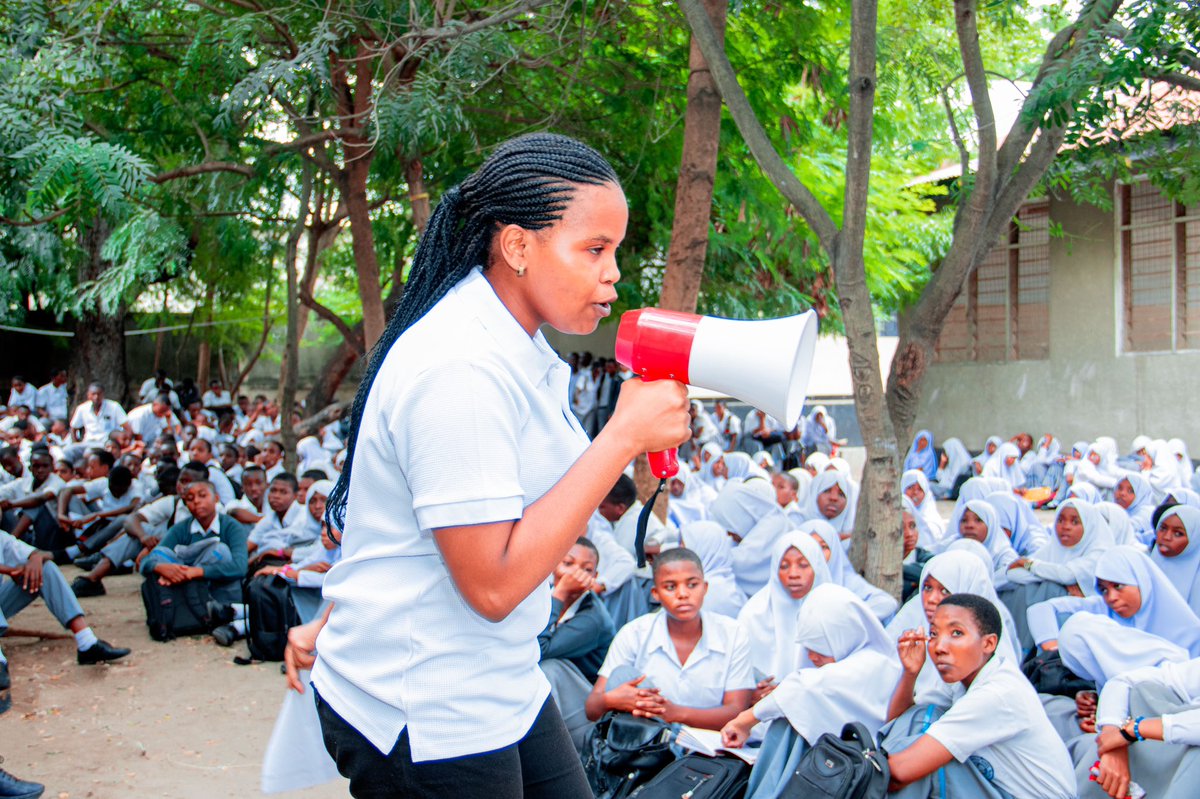 WYVFoundation's tweet photo. Katika Maadhimisho ya siku ya kupinga biashara haramu ya usafirishaji wa binadamu Duniani,Taasisi ya @WYVFoundation jana tarehe 26 July imetoa elimu juu ya kupinga na kuzuia biashara hiyo na ukatili wa jinsia kwa wanafunzi wa Shule ya Sekondari Kurasini iliyopo Temeke-Dar. https://t.co/C4WxiaPqVk