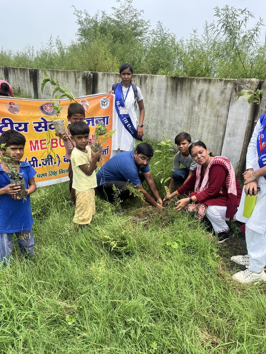 NeerajSolanki17's tweet photo. आज दिनाँक 27/07/2023 को वृहद् वृक्षारोपण कार्यक्रम के अन्तर्गत ग्राम पंचायत उस्मापुर के प्राथमिक विद्यालय,पंचायत भवन,सामुदायिक भवन,स्वास्थ उपकेन्द्र व अन्य स्थानों पर 100 फलदार वृक्ष राष्ट्रीय सेवा योजना के सहयोग से ग्रामप्रधान उपासना सोलंकी द्वारा रोपित किए@dmbulandshahr https://t.co/VJ3NP2zUVP