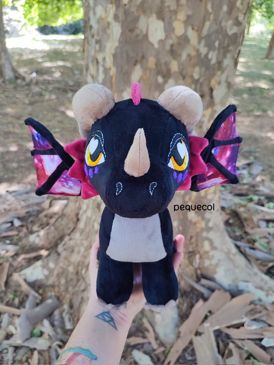 Dragón que le regalé a un amigo en su boda. Les encantó a los dos 🥰🐉 Lo llamaron Cosmos y creo que acertaron con el nombre 💚🌌

Patrón de <a href="/CholyKnight/">Sew Desu Ne?</a> ❤️

#dragon #plushie #galaxydragon