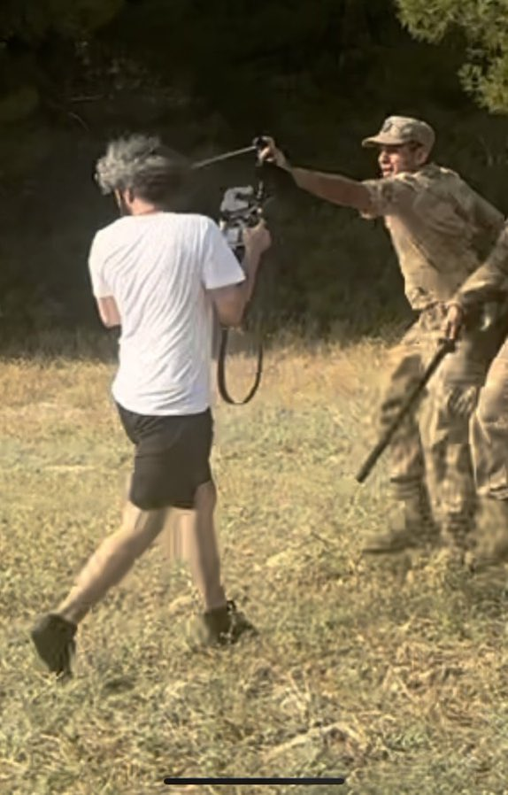 SimonettaVspc's tweet photo. Dünden beri bu fotoğraftan çıkamıyorum. Aklım almıyor. Gazeteci arkadaşım @kazimkizil 'a uygulanan bu muameleyi kabullenemiyorum!  Amerika'dan biber gazı ithalatı için her yıl milyonlarca dolar ödediğimizi biliyor musunuz? Bizim vergimizle bize gaz sıkıyorlar. Bu öfke, bu kin neden? Geçmişte bu mesafeden sıkılan gazın ağızda ve dilde gazın içindeki bileşiklere bağlı olarak oluşturduğu yaraların dil kökü kanserine yol açtığı ölümlü vakalar var. Görevi bizim can ve mal güvenliğimizi sağlamak olan kolluk kuvvetleri bu konuda eğitilmiyor mu? @AliYerlikaya @TC_icisleri  Henüz devam eden bir dava varken şirketler hukuksuzca ormanı talan ediyor, durdurmanız gereken köylüler değil onlar.  #AkbeleneDokunma #GazetecilikSuçDeğildir