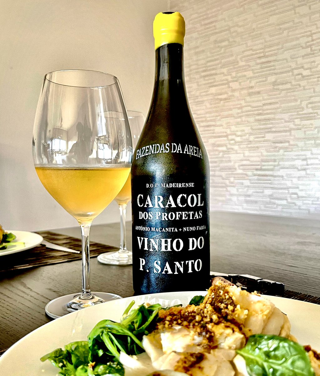 Caracol dos Profetas DOP Madeirense - Another amazing wine made from the rare grape Caracol. Very limited bottles. Perfect pairing with dry cod-fish, chickpea purée, fresh spinach’s and bread crumble. 🤩

#winetasting #wineandfood #winepairing #madeira #sunday #amazingwines