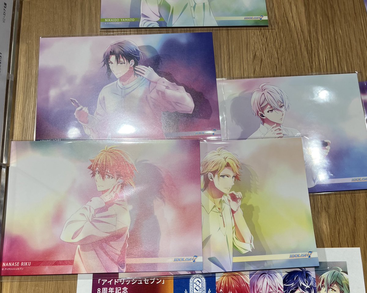 IDOLiSH736's tweet photo. 今SONYショップ行ってアイナナのイヤホンを見てたら店員のお兄さんがイヤホンの見本と特典も見せてくれました🥰
どのブロマイドも良すぎて購買意欲増し増しです！
しかも最後に高性能テレビとスピーカーでムビナナのYouTube見せてくれました笑
定員さんほんとうにありがとうございます
🥹🥹 https://t.co/iQ8Vqxu8Ee