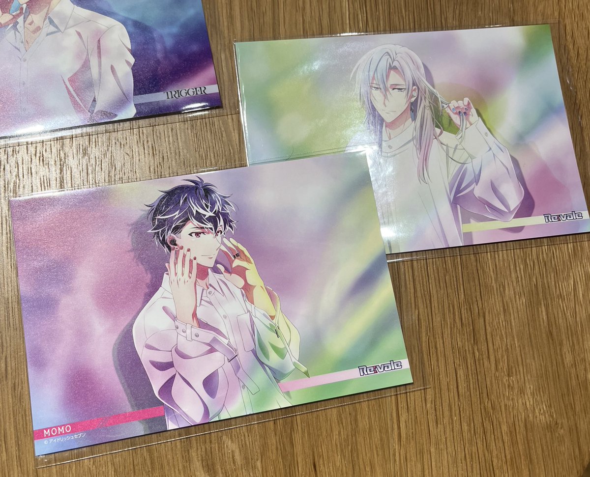 IDOLiSH736's tweet photo. 今SONYショップ行ってアイナナのイヤホンを見てたら店員のお兄さんがイヤホンの見本と特典も見せてくれました🥰
どのブロマイドも良すぎて購買意欲増し増しです！
しかも最後に高性能テレビとスピーカーでムビナナのYouTube見せてくれました笑
定員さんほんとうにありがとうございます
🥹🥹 https://t.co/iQ8Vqxu8Ee