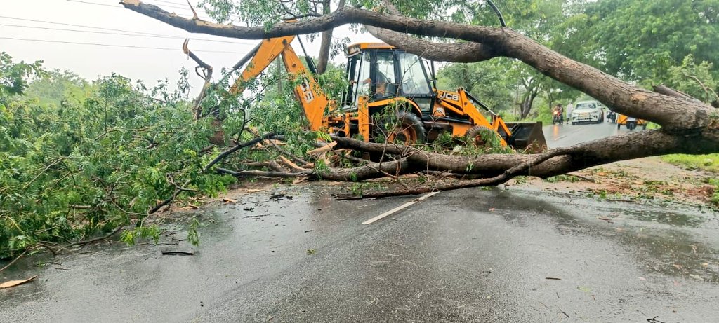 All Field Officers are ensuring safety protocols by closing inundated roads &amp; identifying alternate routes;
Removing choke points in waterways;
Clearing fallen trees;
Shifting vulnerable people to safe camp;
Removing dilapidated walls of unsafe houses.
<a href="/TelanganaCMO/">Telangana CMO</a> <a href="/TelanganaCS/">Office of Chief Secretary, Telangana Govt.</a>