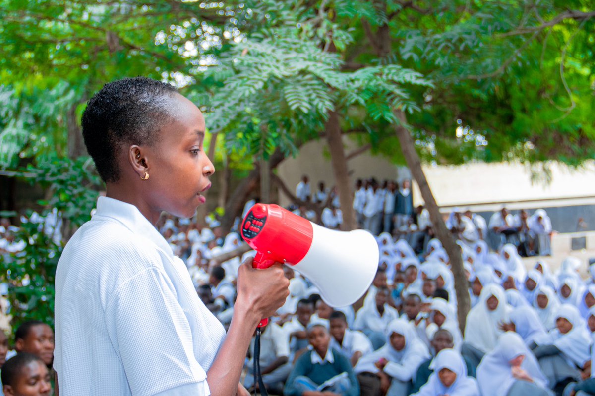 WYVFoundation's tweet photo. Mkurugenzi  wa Taasisi ya @WYVFoundation Ms Doris Mushi akitoa elimu juu ya kupinga na kuzuia biashara ya usafirishaji haramu wa binadamu na ukatili wa jinsia kwa wanafunzi wa Shule ya Sekondari Kurasini iliyopo Temeke,ikiwa ni maadhimisho ya kupinga biashara hiyo kwa mwaka 2023. https://t.co/EUr5UeKKjZ