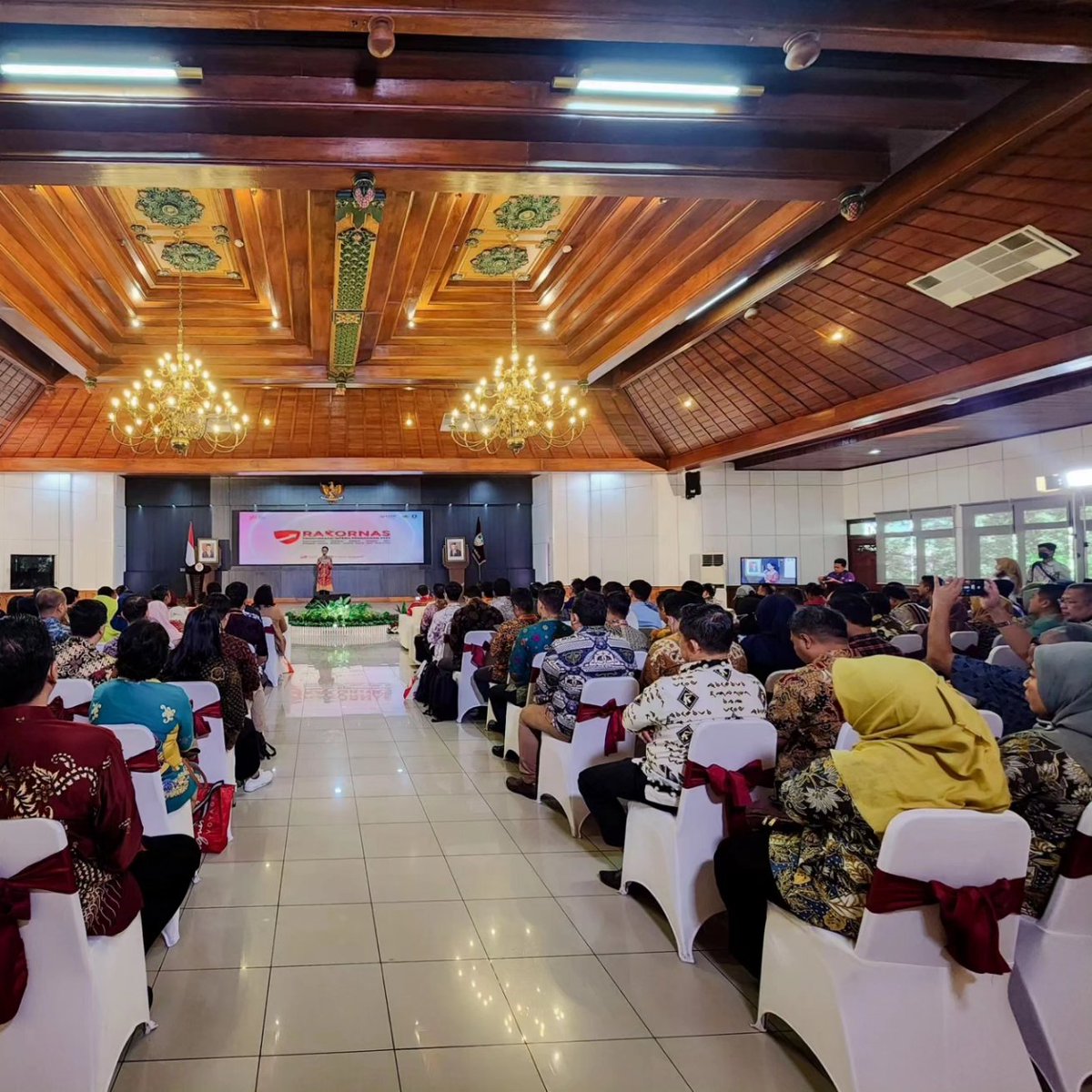 Biro Administrasi Pengadaan Barang dan Jasa Jateng (@biroapbj_jtg) on Twitter photo #sobatpengadaan
Kepala Biro APBJ <a href="/provjateng/">Provinsi Jawa Tengah</a> hadir mewakili Gubernur Jawa Tengah dlm Pembukaan #RakorwasinLKPP2023 Peningkatan Produk Dalam Negeri, Produk UMK dan Koperasi di <a href="/PEMKOT_SOLO/">pemkot solo</a> yang dihadiri oleh kepala <a href="/LKPP_RI/">L K P P</a>
#transparansipengadaan
<a href="/ganjarpranowo/">Ganjar Pranowo</a>
<a href="/hendrarprihadi/">Hendi (Hendrar P)</a> #sobatpengadaan
Kepala Biro APBJ <a href="/provjateng/">Provinsi Jawa Tengah</a> hadir mewakili Gubernur Jawa Tengah dlm Pembukaan #RakorwasinLKPP2023 Peningkatan Produk Dalam Negeri, Produk UMK dan Koperasi di <a href="/PEMKOT_SOLO/">pemkot solo</a> yang dihadiri oleh kepala <a href="/LKPP_RI/">L K P P</a>
#transparansipengadaan
<a href="/ganjarpranowo/">Ganjar Pranowo</a>
<a href="/hendrarprihadi/">Hendi (Hendrar P)</a>