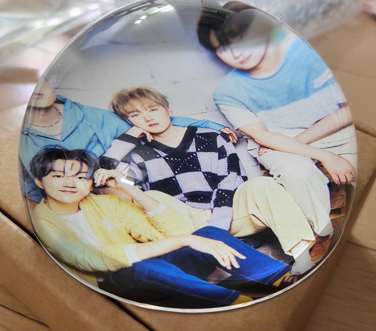 makelove44's tweet image. 포레스텔라 자급자족 굿즈 
-반구 문진
위에서 바로 보니 
우리미랑 첫째 형님이 잘려서 보인다😢
반구라서 바깥 부분에
왜곡이 있을거라 했지만..윽
배경을 더 넓게 설정해야 할듯
비스듬하게 옆에서 보면 
보이기는 하는데ㅜㅠ
좀 아쉽. .🥺