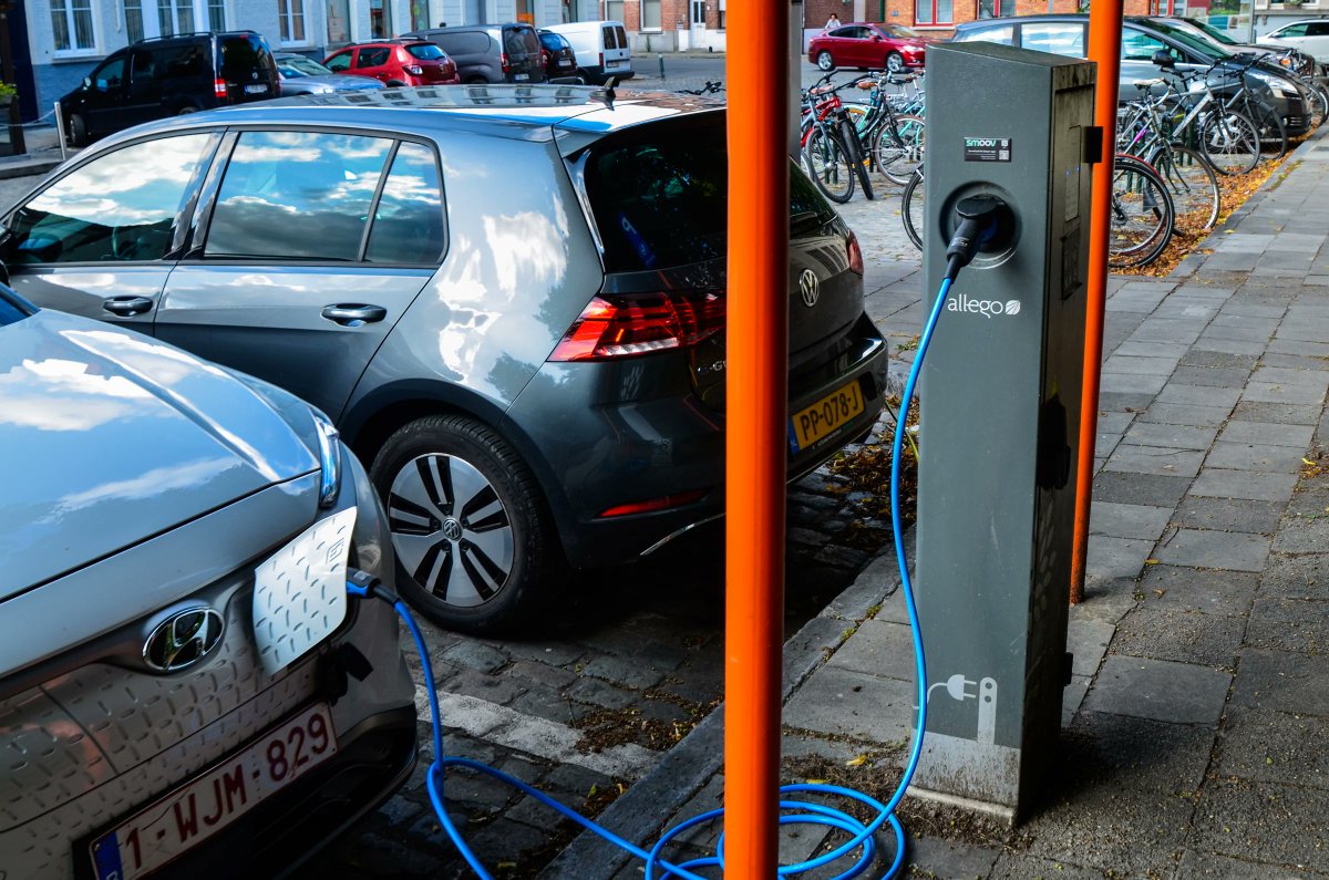 VUB Faculty of Engineering (@vubengineering) on Twitter photo Op vakantie met elektrische wagen? Dan wil je niet zonder stroom geraken. Onze ingenieurs van onderzoeksgroep #EPOWERS (<a href="/MOBI_VUB/">MOBI Electromobility Research Centre</a>), hebben een technologie ontwikkeld waarmee actieradius elektrische wagens serieus groter wordt.
press.vub.ac.be/vub-laadtechno… Op vakantie met elektrische wagen? Dan wil je niet zonder stroom geraken. Onze ingenieurs van onderzoeksgroep #EPOWERS (<a href="/MOBI_VUB/">MOBI Electromobility Research Centre</a>), hebben een technologie ontwikkeld waarmee actieradius elektrische wagens serieus groter wordt.
press.vub.ac.be/vub-laadtechno…