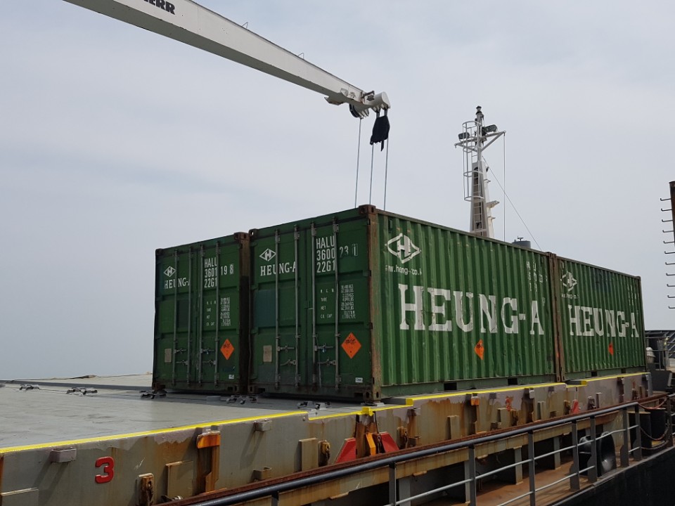 Seaprojectsvn's tweet image. #Transport #breakbulkcargo #projectcargo #IMO cargoes in containers #Kunsan to #balikpapan
