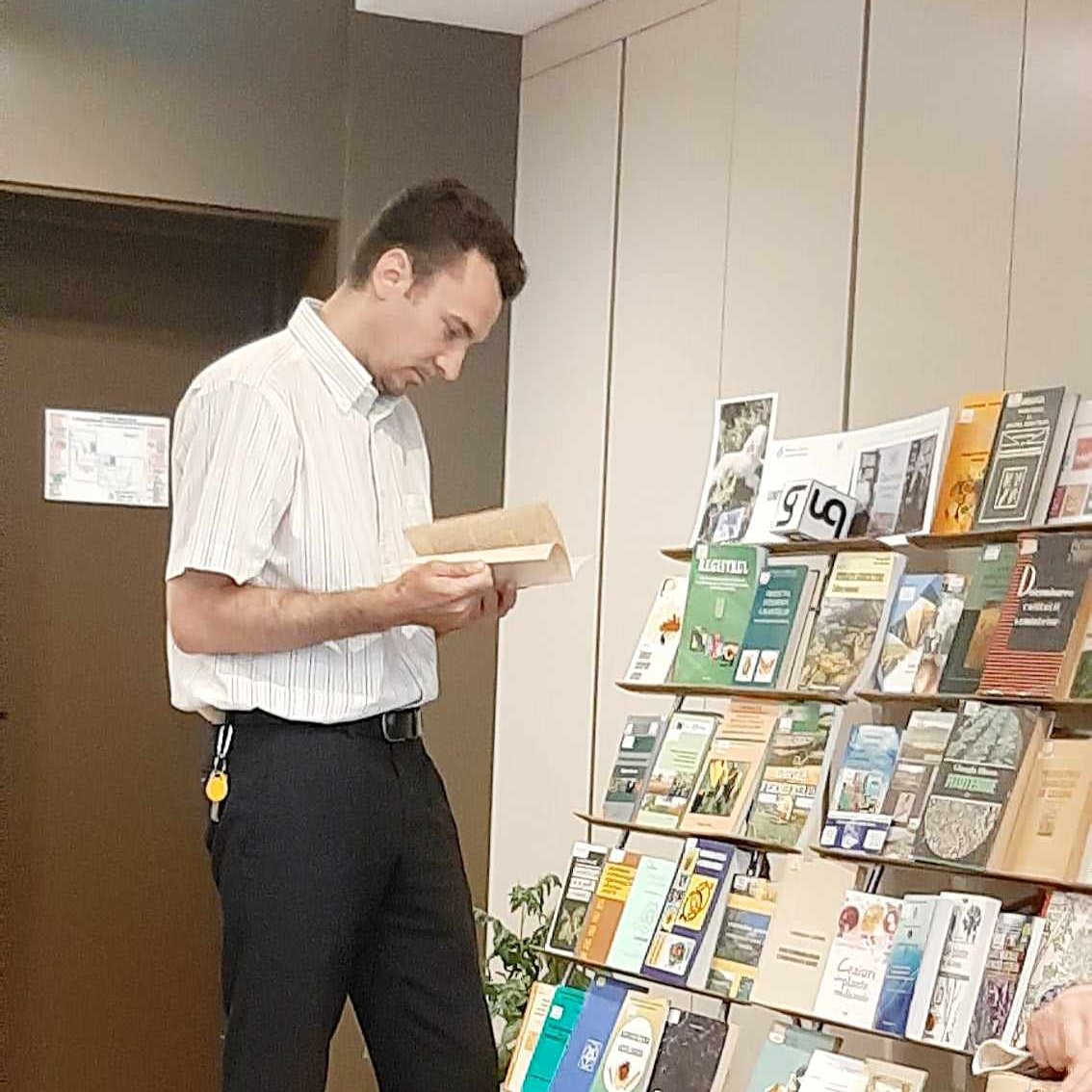 BiblioNationala's tweet image. Participanţii la evenimentul de încheiere a proiectului &quot;Uniți prin semințe: lansarea #biblioteci lor de semințe #seedlibraries cehe-moldovenești în #Moldova”.s-au familiarizat cu colecţiile #BNRM ... tinyurl.com/bkh2p62f
@CzechEmbassy  @s_kazecky  @UNDPMoldova @UNMoldova