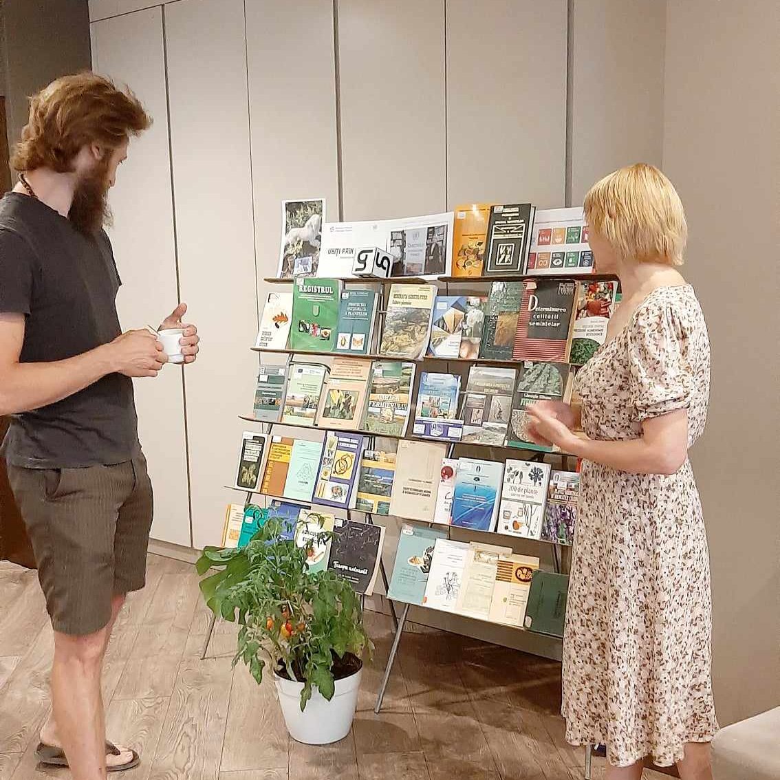 BiblioNationala's tweet image. Participanţii la evenimentul de încheiere a proiectului &quot;Uniți prin semințe: lansarea #biblioteci lor de semințe #seedlibraries cehe-moldovenești în #Moldova”.s-au familiarizat cu colecţiile #BNRM ... tinyurl.com/bkh2p62f
@CzechEmbassy  @s_kazecky  @UNDPMoldova @UNMoldova