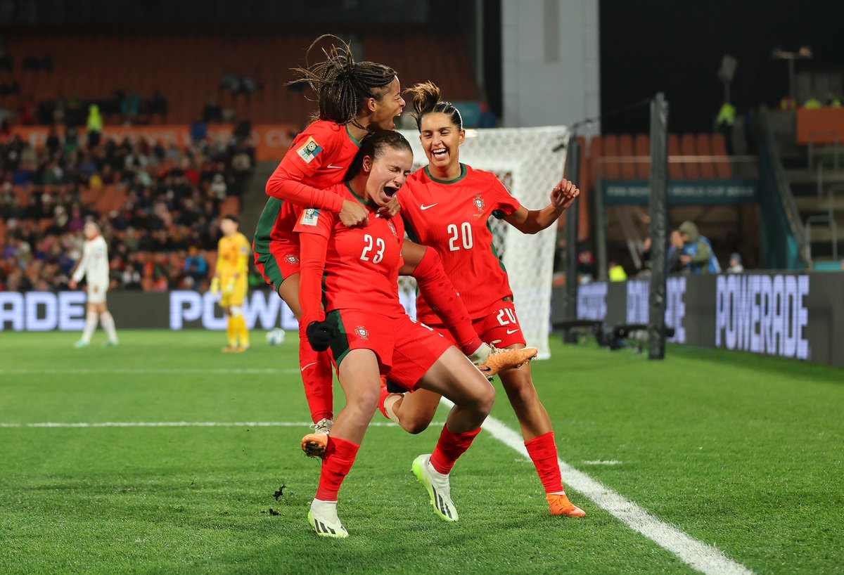 selecaoportugal's tweet photo. Da Nova Zelândia com PAIXÃO! 🤩 Telma Encarnação marca o primeiro golo de sempre de Portugal num Mundial! #Navegadoras https://t.co/0Zfk5Agyrh