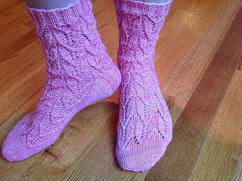 Many thanks Knittywarbler for sharing the beautiful picture with us!

Welcome to participate in Peach Leaves Lace Socks (Cuff Down) – HiyaHiya Free &amp; Fun KAL_Jul/Aug 2023 at
ravelry.com/.../hiyahiya..…