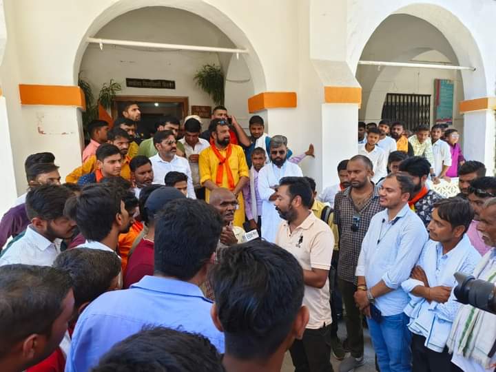 rakeshsinghup's tweet image. ईडब्ल्यूएस में आयु में छूट और अन्य मांगों के संबंध में डीएम बिजनौर को ज्ञापन दिया।
श्री राष्ट्रीय राजपूत करणी सेना के सभी पदाधिकारियों का बहुत-बहुत आभार।
संघर्ष जारी रहेगा लक्ष्य प्राप्ति तक।