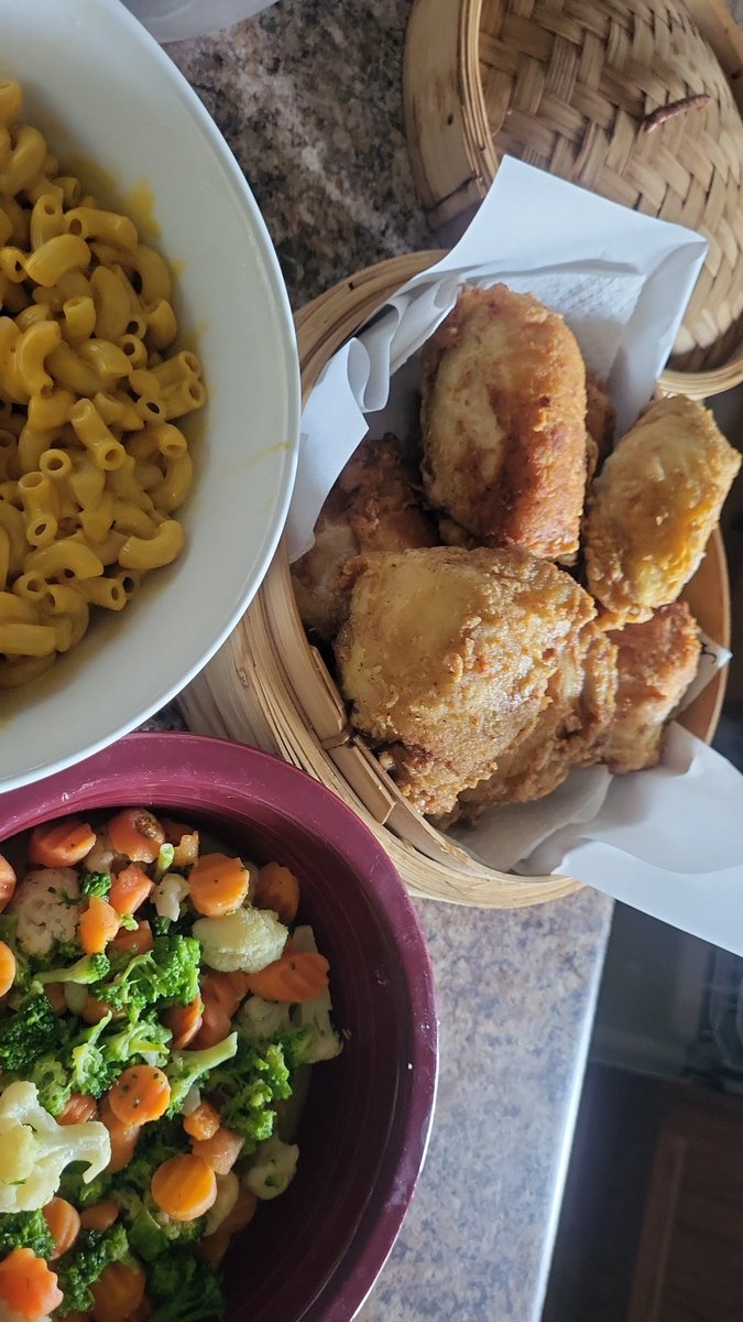 bigbigirl's tweet photo. Home cooked meal to get through my grief journey. Happy 65th birthday Ma! #friedchicken #castiron #inhomecatering #scratchkitchen #offdutychef #lifeafterloss https://t.co/Rkxr9yRPNk