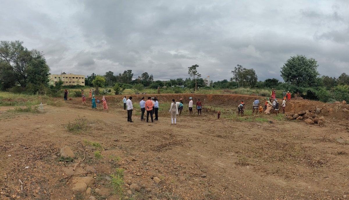 MGNREGAMgiri's tweet photo. ಮಾನ್ಯ ಸಹಾಯಕ ನಿರ್ದೇಶಕರಿಂದ ಬಡವನಹಳ್ಳಿ ಗ್ರಾ.ಪಂ ವ್ಯಾಪ್ತಿಯ ಗೋಕಟ್ಟೆ ಅಭಿವೃದ್ಧಿ ಕಾಮಗಾರಿ ವೀಕ್ಷಣೆ https://t.co/HBV0U3pau2