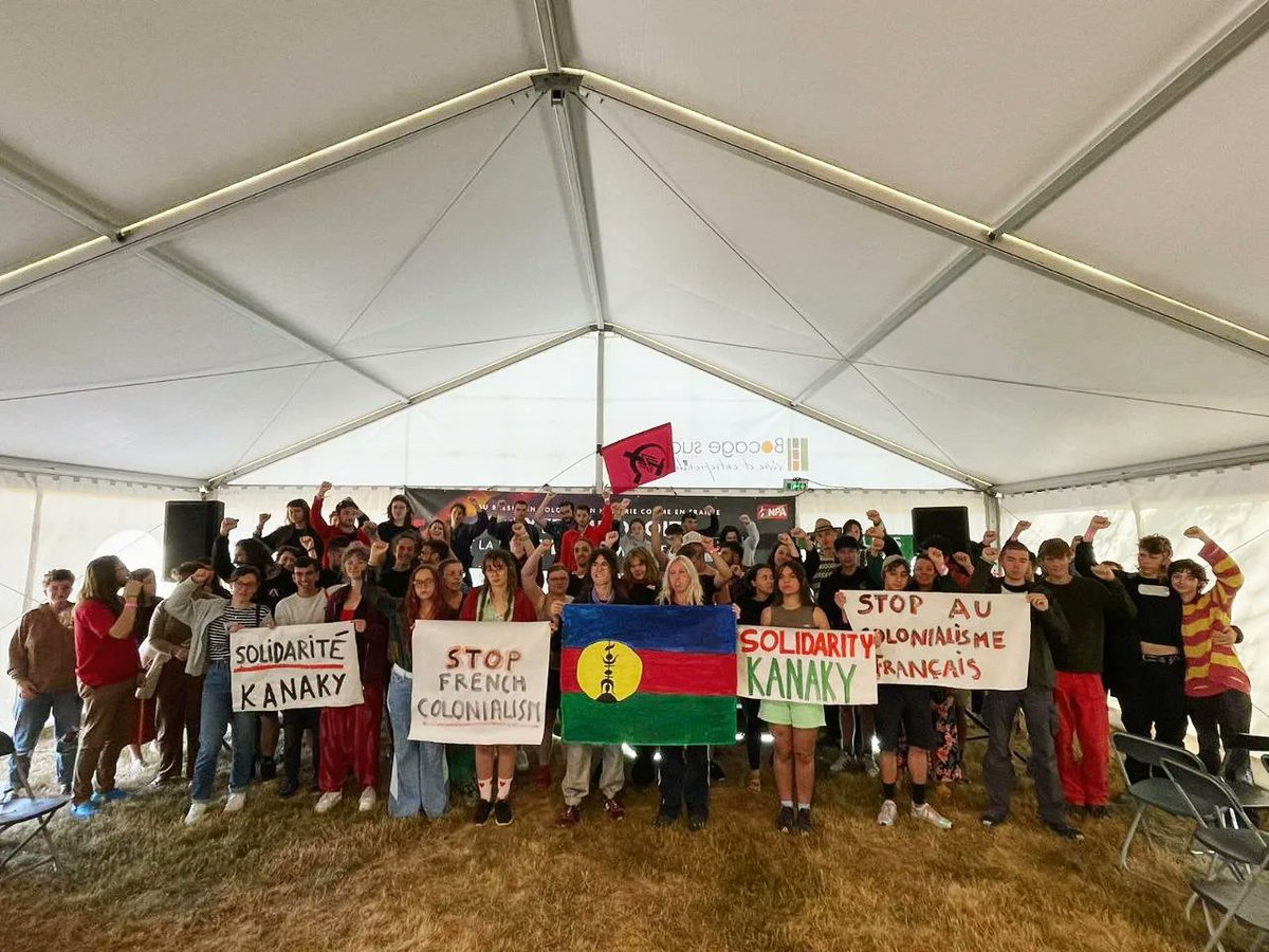 Les militant•es présent•es aux Rencontres Internationales Jeunes témoignent de leur solidarité avec le peuple de Kanaky.

Lors de sa venue à Nouméa ce mardi 25/07, Macron défendait une « Nouvelle-Calédonie française », devant une foule aux drapeaux tricolores. 

1/3