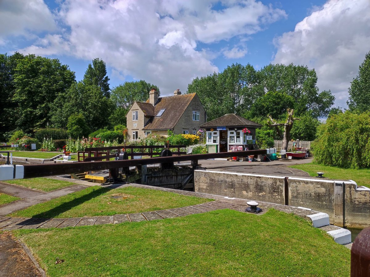 ContoursHoliday's tweet image. The Thames Path National Trail is an excellent route for those looking for a gentle amble with lovely views and insightful history. Thanks to Gesche Henningsen for sharing these pics from their Contours Holiday! 🤗

Check out our Thames Path tours here: buff.ly/3OQ64LD