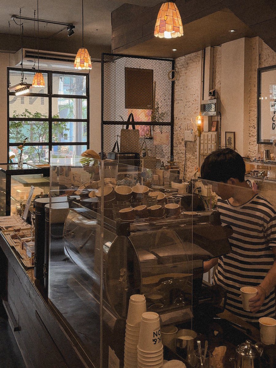 bjauntanywhere's tweet image. INK &amp;amp; LION Cafe : 🧇☕️🥞 พาเพื่อนมาเติมความหวานให้ชีวิตที่อิ้งค์แอนด์ไลออนคาเฟ่ ร้านกาแฟสุดเท่ใจกลางเอกมัยที่มาในไวป์สบายๆ การตกแต่งแบบโฮมมี่ นอกจากกาแฟที่ดีมีให้เลือกหลากหลายแล้ว ที่นี่ยังเด่นเรื่อง Waffle อีกด้วย เป็น classic waffle ที่เนื้อสัมผัสถูกต้อง รสชาติดี อร่อยมาก
.…