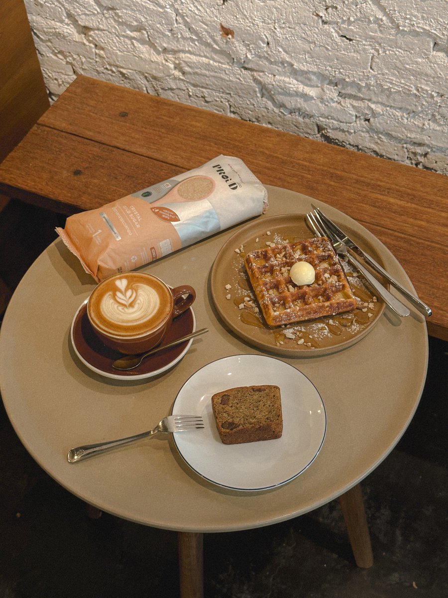 bjauntanywhere's tweet image. INK &amp;amp; LION Cafe : 🧇☕️🥞 พาเพื่อนมาเติมความหวานให้ชีวิตที่อิ้งค์แอนด์ไลออนคาเฟ่ ร้านกาแฟสุดเท่ใจกลางเอกมัยที่มาในไวป์สบายๆ การตกแต่งแบบโฮมมี่ นอกจากกาแฟที่ดีมีให้เลือกหลากหลายแล้ว ที่นี่ยังเด่นเรื่อง Waffle อีกด้วย เป็น classic waffle ที่เนื้อสัมผัสถูกต้อง รสชาติดี อร่อยมาก
.…