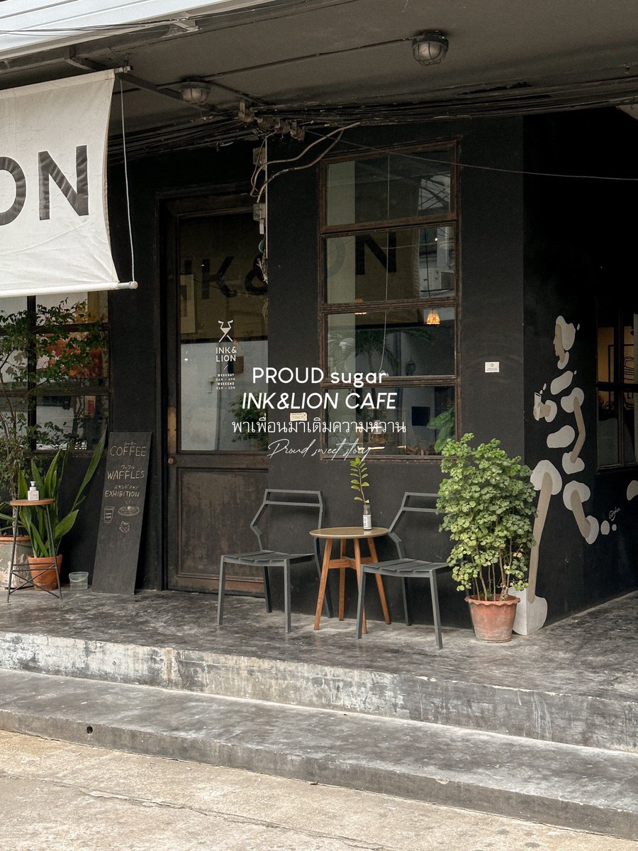 bjauntanywhere's tweet image. INK &amp;amp; LION Cafe : 🧇☕️🥞 พาเพื่อนมาเติมความหวานให้ชีวิตที่อิ้งค์แอนด์ไลออนคาเฟ่ ร้านกาแฟสุดเท่ใจกลางเอกมัยที่มาในไวป์สบายๆ การตกแต่งแบบโฮมมี่ นอกจากกาแฟที่ดีมีให้เลือกหลากหลายแล้ว ที่นี่ยังเด่นเรื่อง Waffle อีกด้วย เป็น classic waffle ที่เนื้อสัมผัสถูกต้อง รสชาติดี อร่อยมาก
.…