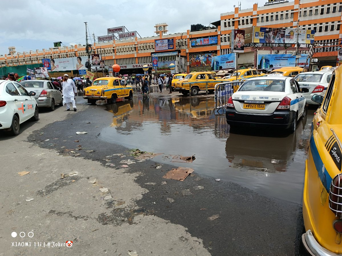thekumaresh's tweet photo. @drmsdah @RailMinIndia @RailwaySeva @AshwiniVaishnaw @EasternRailway
Sir, rain water got logged at the main entry-exit road in front of Sealdah railway station. Passengers are facing problem due to this. Please do the needful ASAP. https://t.co/c4faBidQ43