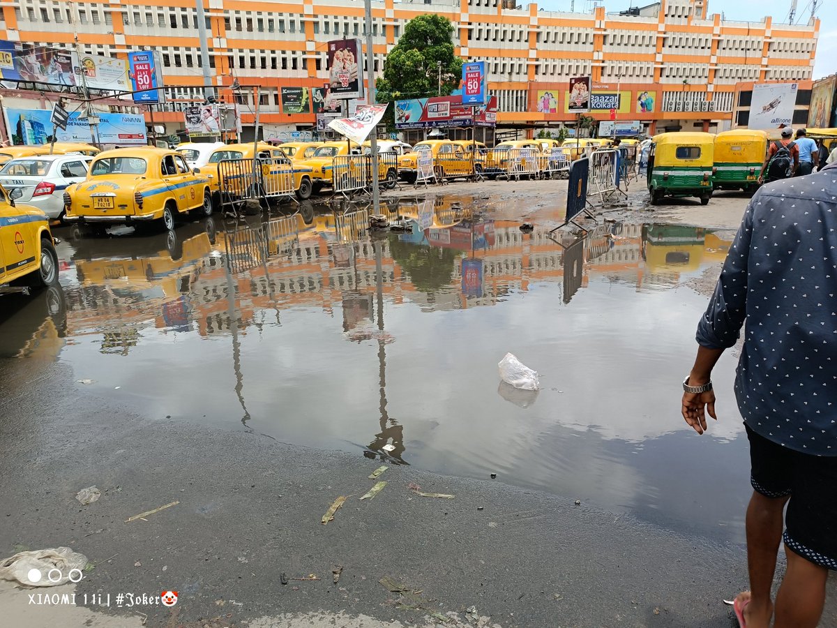 thekumaresh's tweet photo. @drmsdah @RailMinIndia @RailwaySeva @AshwiniVaishnaw @EasternRailway
Sir, rain water got logged at the main entry-exit road in front of Sealdah railway station. Passengers are facing problem due to this. Please do the needful ASAP. https://t.co/c4faBidQ43