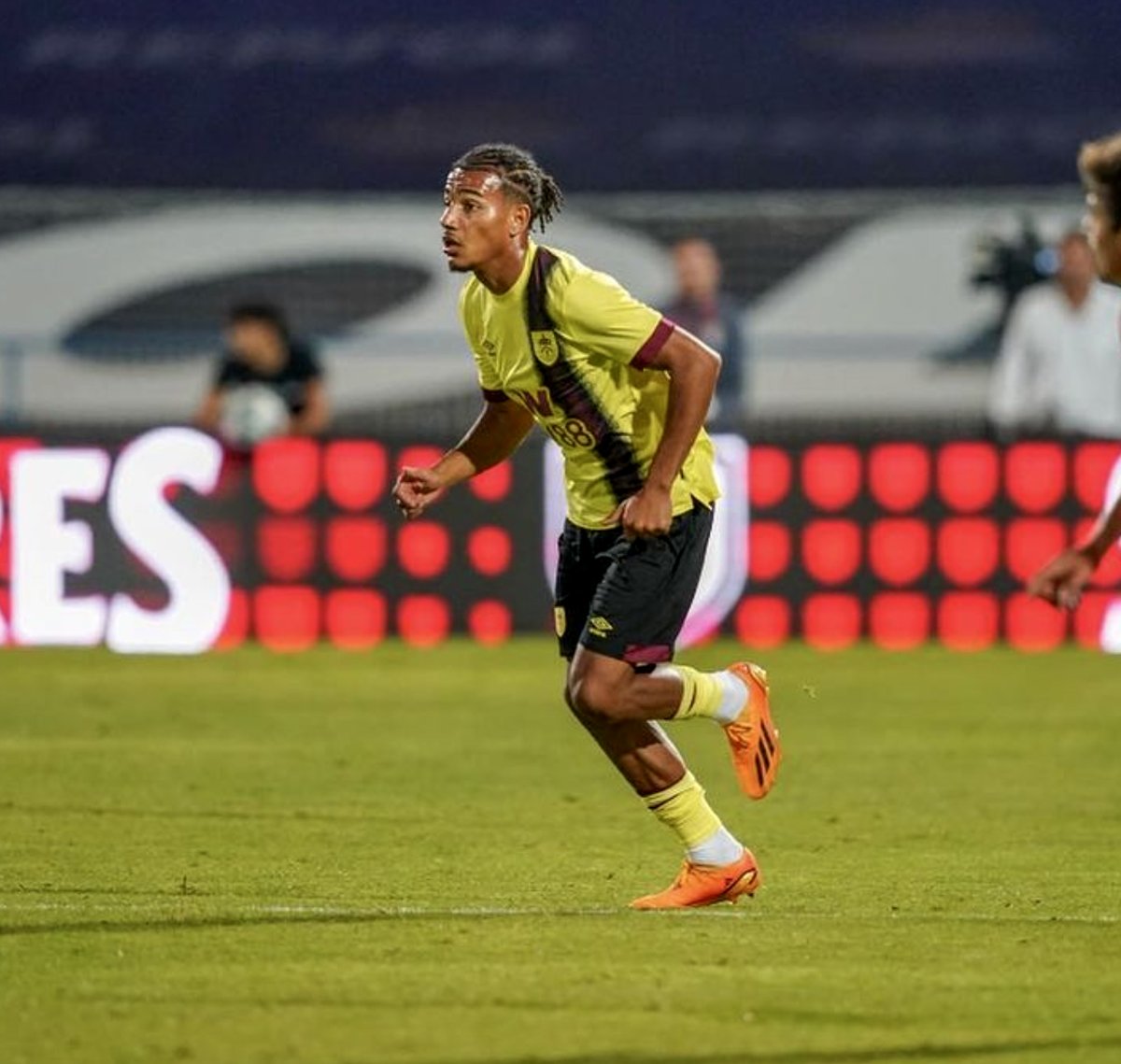 🚀 Exciting news! Jez Davies made his debut for <a href="/BurnleyOfficial/">Burnley FC</a> 1st Team against <a href="/slbenfica_en/">SL Benfica</a>! His journey is a testament to the power of the @aiscout_app, helping him land trials with <a href="/ChelseaFC/">Chelsea FC</a> &amp; <a href="/BurnleyOfficial/">Burnley FC</a> directly from his garden and using just a mobile phone! ⚽️📲