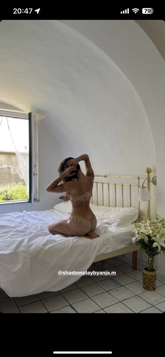 ⠀ 
⠀ “ช่วงนี้หายหน้าหายตาไปเลยนะ” สายตรงจากเพื่อนสาวชาวปารีเซียงดังขึ้นในตอนเช้าตรูอย่างผิดวิสัย เดาจากที่รู้จักกันมานานคงเพราะปาร์ตี้จนสว่างแล้วขาดคนพากลับห้อง
 ⠀ “ช่วงนี้ติดจริง ไม่ได้ไปไหนเลย”
⠀  “ติดเกม? ติดผู้ชาย? เล่ามาให้หมด”
 ⠀ “ติดเตียงจ้าา” เธอกดตัดสาย
⠀