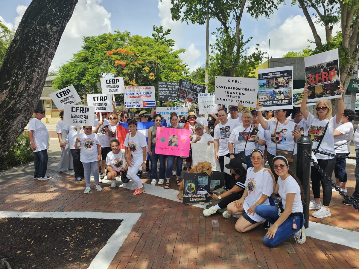 YesikaDovales's tweet photo. @SenatorMenendez Entendemos que el congelamiento de los procesos de #CFRP no fue decisión de @USCIS y que esos años no cuentan como tiempo de procesamiento,pero nuestras vidas no se congelaron y los años sí transcurrieron para las familias separadas
#castigadosporserlegales https://t.co/3XypGISkAq