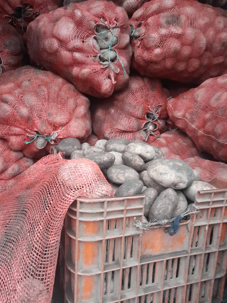 *Solucionado el problema del contrabando* las papas son venezolanas xq llegan del otro lado empacadas en sacos rojo rojitos. <a href="/campocafeciudad/">campocafeciudad</a> <a href="/FEDEAGRODIGITAL/">FEDEAGRO | SEMBRANDO FUTURO</a> <a href="/CaraotaDigital/">Caraota Digital</a> @fronteravivanew <a href="/RCR750/">Radio Caracas Radio</a> <a href="/verdaddeeleazar/">Las Verdades de Eleazar</a> <a href="/zuricht94/">Cesar Moya</a> <a href="/corpopapa/">Corpopapa</a> <a href="/EfectoCocuyo/">Efecto Cocuyo</a> <a href="/AgroDerecho/">Derecho Agrario UCV</a> @6toVision