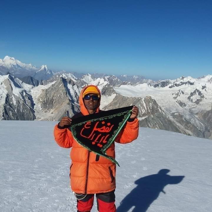 GashabrumII's tweet photo. #K2Update
Ahmed Hussain, a mountaineer from Shigar Arindu, climbed the world's second highest peak K2 8611M at 11:00 A.M this morning along with an Italian group and hoisted Green flag and Flag of Hazrat Abbas a.s 's flag on the top of the K2 https://t.co/EEVWqbbMtL