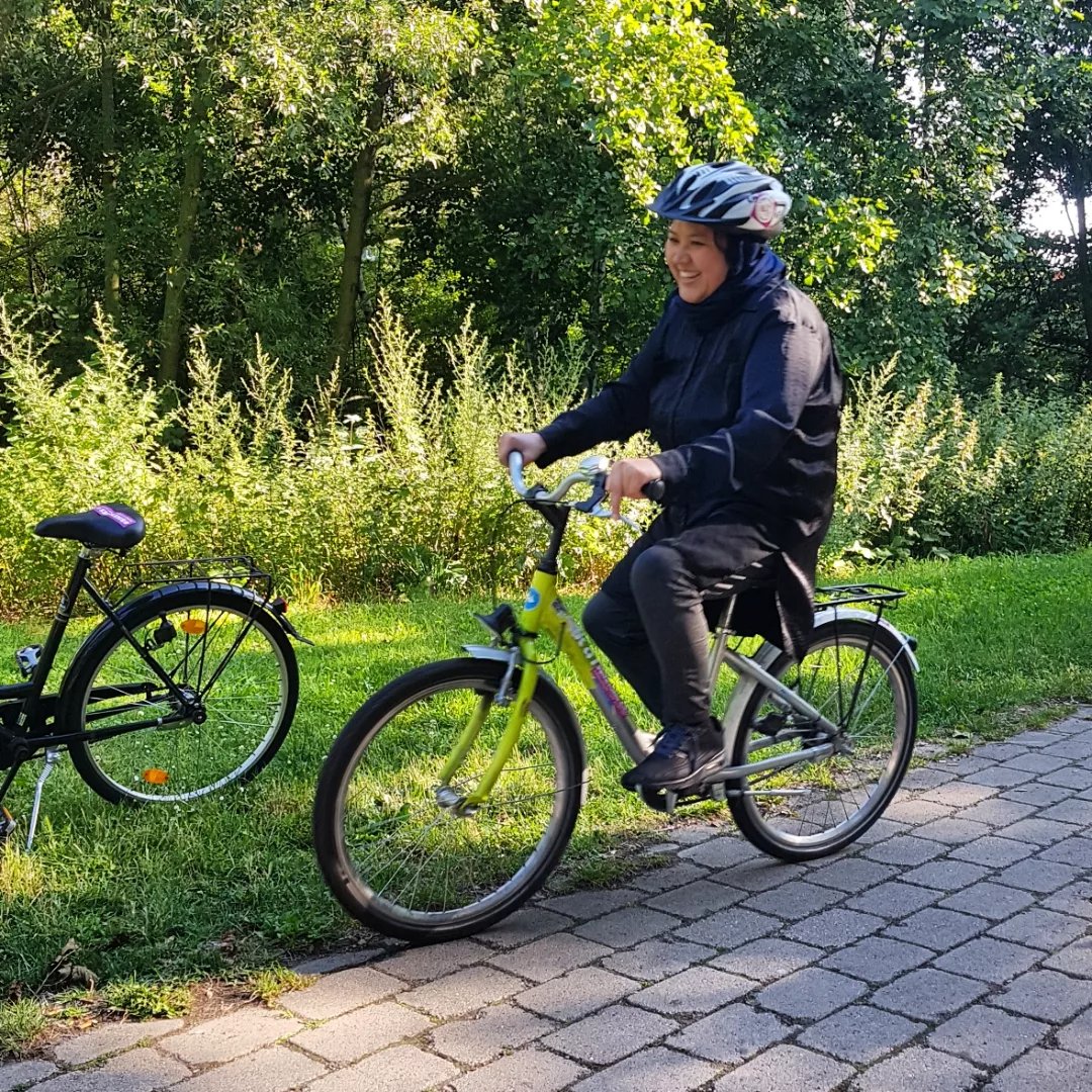 bikeygees's tweet photo. Nach Regen kommt Sonne. Und die erste Mini #radtour zum nächsten #Falafel #Döner Laden.🌮😋🚴‍♀️ Einfach toll..diese mutigen Frauen und das hochmotivierte Team. 💪🏾🚴‍♀️✊🏾 #womenempowerment #bgzvorort #berlin und #überall #faradi #cyclingisfreedom #einfachmachen 💜 https://t.co/By8pKuRWLM