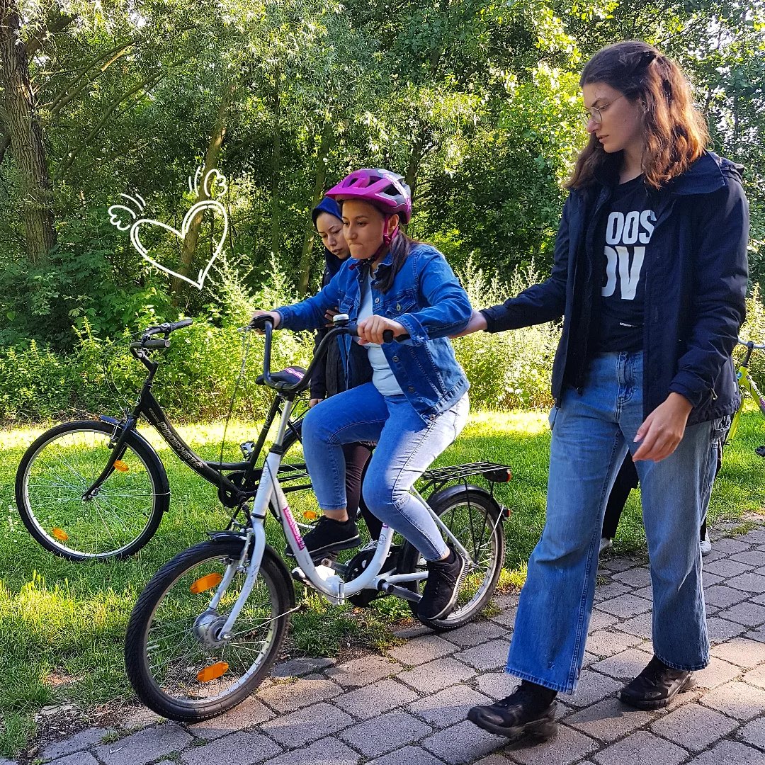 bikeygees's tweet photo. Nach Regen kommt Sonne. Und die erste Mini #radtour zum nächsten #Falafel #Döner Laden.🌮😋🚴‍♀️ Einfach toll..diese mutigen Frauen und das hochmotivierte Team. 💪🏾🚴‍♀️✊🏾 #womenempowerment #bgzvorort #berlin und #überall #faradi #cyclingisfreedom #einfachmachen 💜 https://t.co/By8pKuRWLM