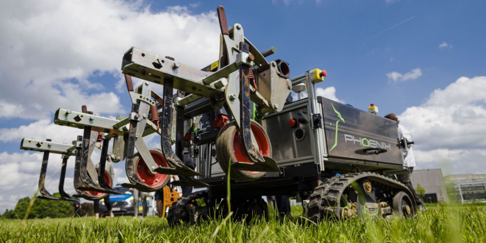#Phoenix, der Agrarroboter der #UniHohenheim, zeigt bei #LivenachNeun im <a href="/ARDde/">rundawn</a> als "Alleskönner auf dem Acker", wie #KI &amp; #Robotik in Zukunft #Klimaschutz, #Umweltschutz &amp; #Nachhaltigkeit in der #Landwirtschaft vorantreiben können: ardmediathek.de/video/live-nac… Foto: @bmel /Photothek