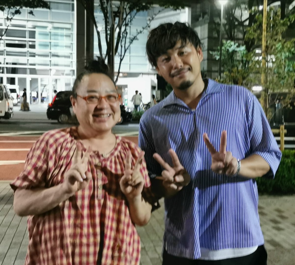 shinopiiii's tweet photo. 旦那様のお迎えで、すぐ近くにアルコ&amp;ピースの　#平子 さんがいらしたので、お声を掛けて写真をお願いしたら快く撮ってくださいました～🎵
旦那様がラーメンを食べてる間に私は残ってファンの #やす子　さんを待ちました‼️
もう帰ってしまったのかと思ったら～🎵
快くお写真撮って頂きました～🎵
感謝 https://t.co/Vks6Z2Om7T