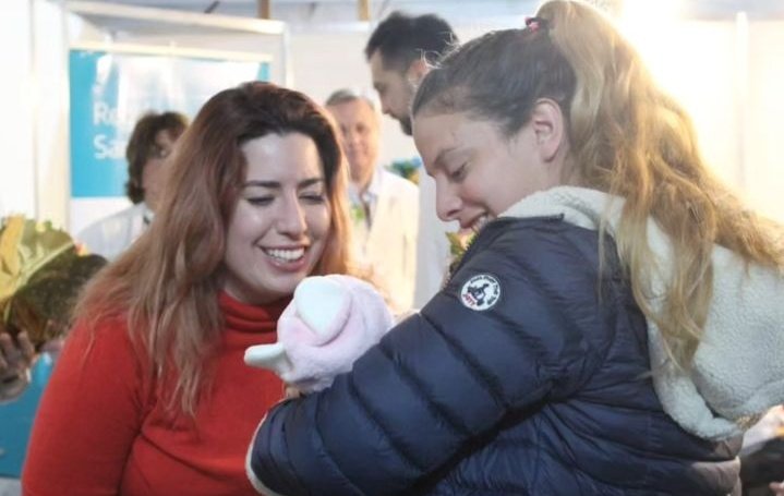 tabarefernandez's tweet photo. #Qunitas volvió a Pilar. @FedericoAchaval @LuciaPortos y @jp_roldan entregan en la Maternidad Provincial de Pilar.
Estas políticas buscan la igualdad de acceso a las madres y sus hijos desde los primeros días de vida. Garantizando Derechos.
#DerechoAlFuturo @Kicillofok @nkreplak https://t.co/l8u59foqKo