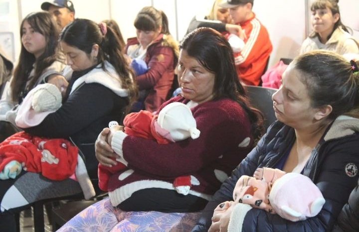 tabarefernandez's tweet photo. #Qunitas volvió a Pilar. @FedericoAchaval @LuciaPortos y @jp_roldan entregan en la Maternidad Provincial de Pilar.
Estas políticas buscan la igualdad de acceso a las madres y sus hijos desde los primeros días de vida. Garantizando Derechos.
#DerechoAlFuturo @Kicillofok @nkreplak https://t.co/l8u59foqKo