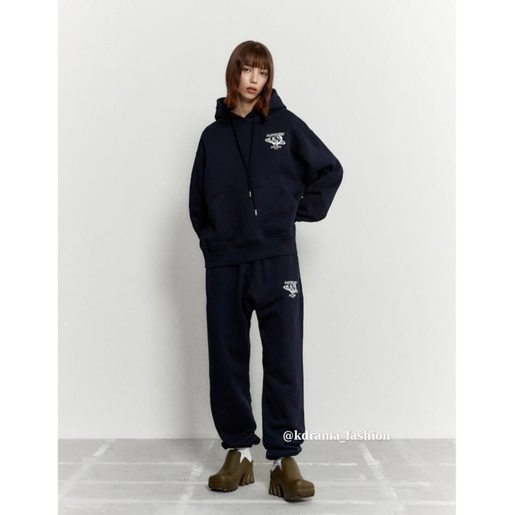 kdrama__fashion's tweet photo. #Yoona wore #MUDIDI Hoody &amp; Jogger Pants in #KingTheLand Episode 12.
#imyoona #임윤아 #윤아 #드라마패션 #무디디 #kdrama_fashion #kdramastyle #imyoonastyle #imyoonafashion #yoonastyle #yoonafashion #윤아패션 #윤아스타일 https://t.co/Ky4fPzqGUU