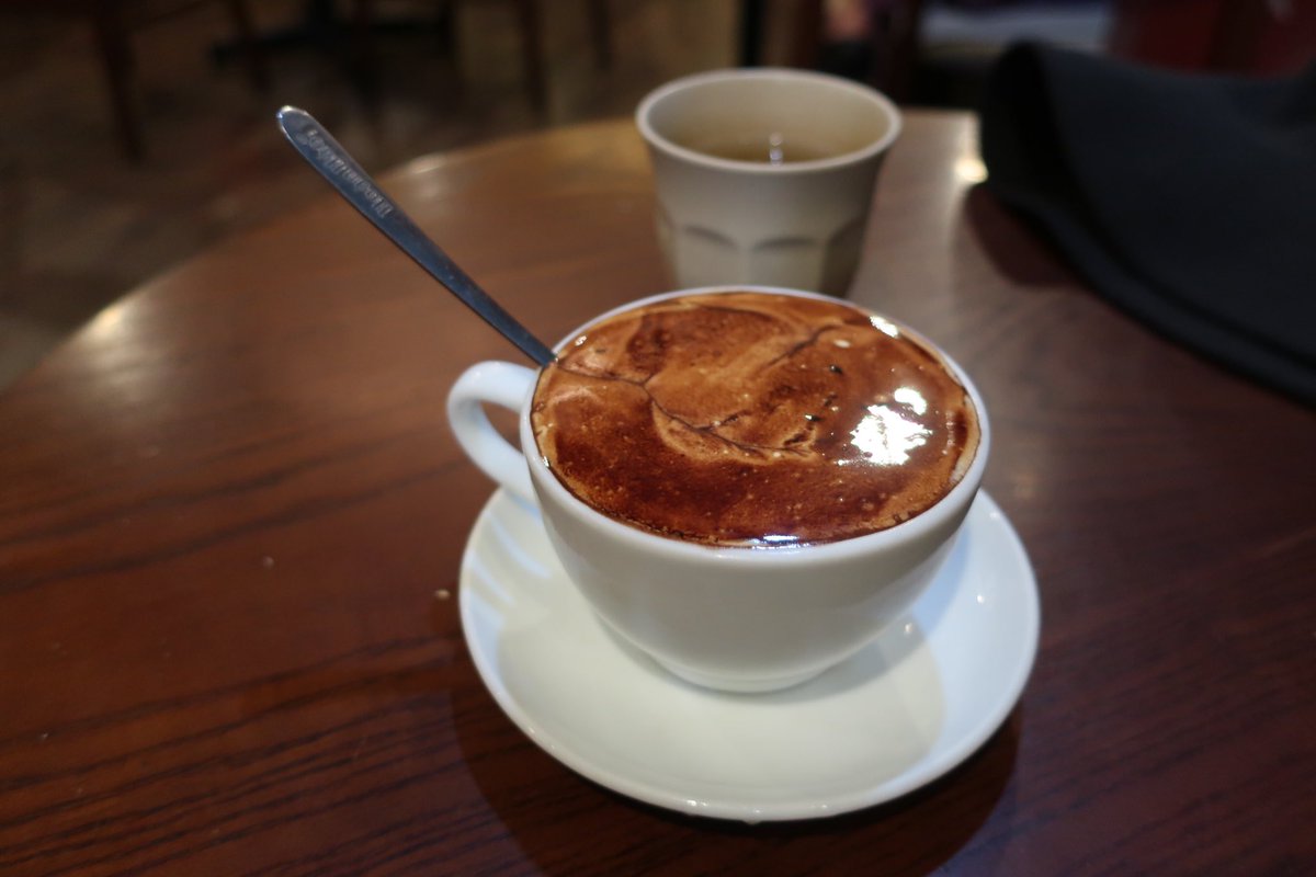 旅行中に食べたものたち。事前に調べて入ったお店はもちろん、適当にえらんだ屋台のごはんも本当においしかった。西瓜ジュースとフォーは体感で10回くらい口にした気がする…