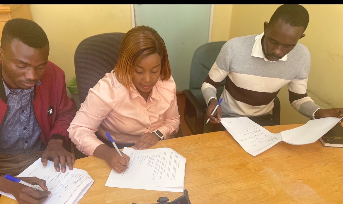 ChinodaEver's tweet photo. Happy Again! 😬 We are happy to have an official relationship with @Zimparks. The signing of this MOU means a lot to our work and we look forward to collaborating and achieving conservation goals together. #MOUsigning #Zimparks https://t.co/6f1GbRfNmj