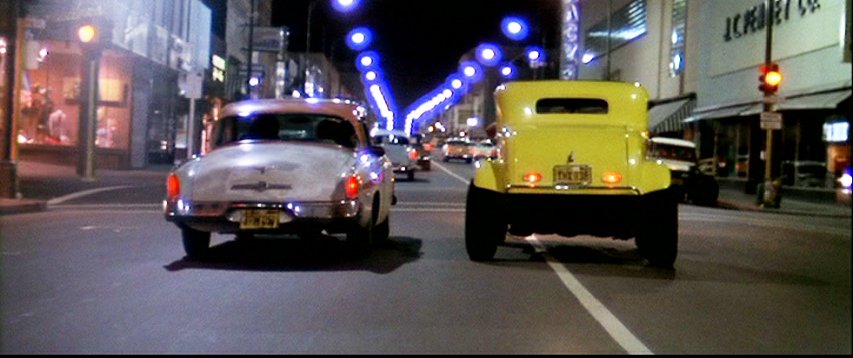 darder_marc's tweet photo. American Graffiti (1973), de George Lucas. 

La sublimació del binomi ciutat-vehicle que caracteritza la ciutat americana de la 2a meitat del segle XX. La ciutat es redueix a un embolcall edificat que delimita el carrer, convertit en un riu de vehicles que no deixa de brollar. https://t.co/ofsGaoAHdl