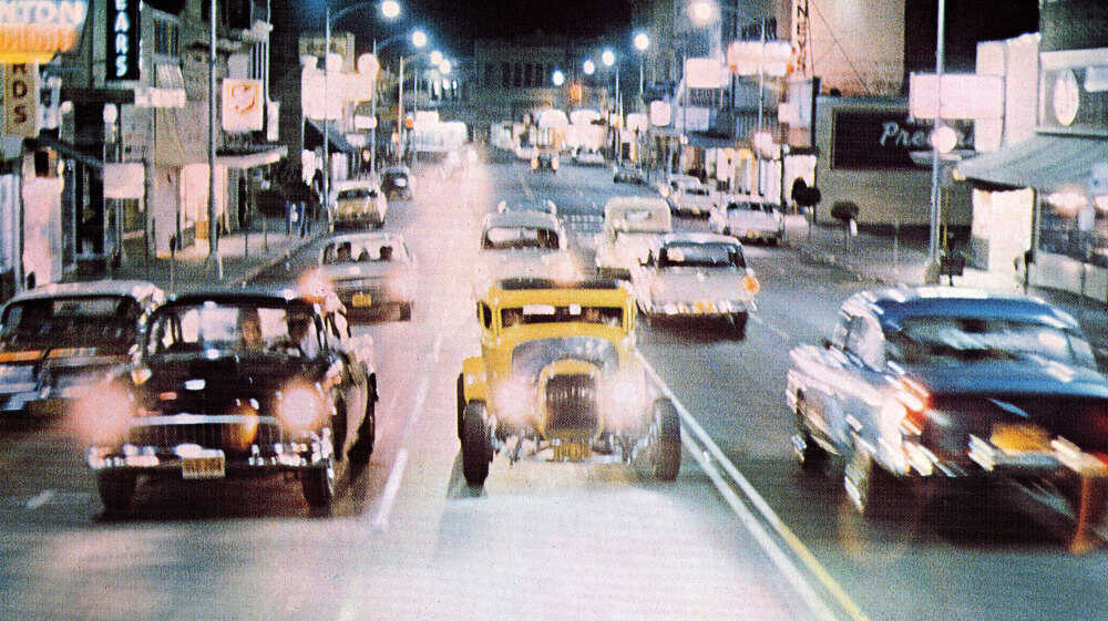 darder_marc's tweet photo. American Graffiti (1973), de George Lucas. 

La sublimació del binomi ciutat-vehicle que caracteritza la ciutat americana de la 2a meitat del segle XX. La ciutat es redueix a un embolcall edificat que delimita el carrer, convertit en un riu de vehicles que no deixa de brollar. https://t.co/ofsGaoAHdl