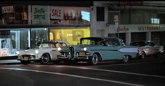 darder_marc's tweet photo. American Graffiti (1973), de George Lucas. 

La sublimació del binomi ciutat-vehicle que caracteritza la ciutat americana de la 2a meitat del segle XX. La ciutat es redueix a un embolcall edificat que delimita el carrer, convertit en un riu de vehicles que no deixa de brollar. https://t.co/ofsGaoAHdl