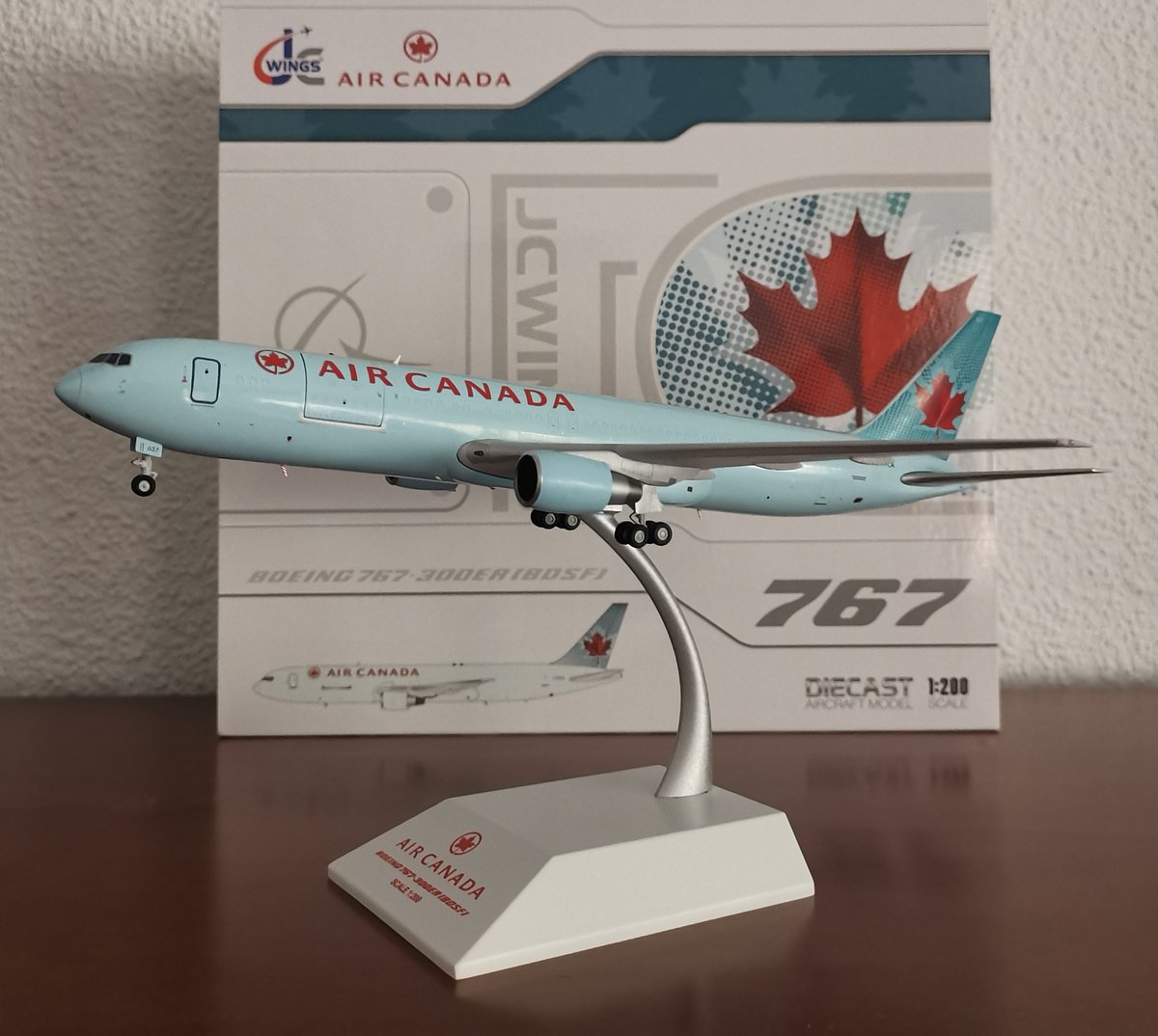 pedrospotter's tweet photo. #BuenasMediodias recién aterrizado 🛬 en los #hangares de mi #coleccion de #maquetas
Modelo #Interactive #series
✈️
#JCWings
1/200
Ref.: XX20233C
#Boeing #B767 #BCF (C-FPCA) #AirCanadaCargo @AirCanada
✈️
#scalemodelstore #diecast #miniaturas #Diecast #planes #modelismo #spotter https://t.co/vOuxV0tGoL