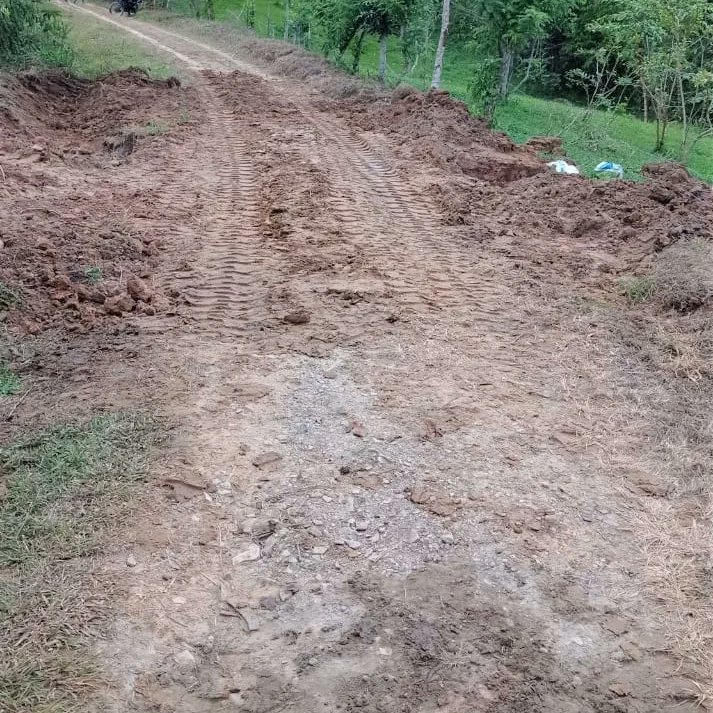 En SAN VICENTE de CHUCURÍ seguimos transformando nuestra MALLA VIAL del CAMPO. Imágenes de la construcción de una ALCANTARILLA de AGUAS LLUVIAS para proteger la calzada en el acceso a la vereda LA ESPERANZA.  Todo por el agro. #SanVicenteTieneFuturo. #OscarRodríguezAlcalde.