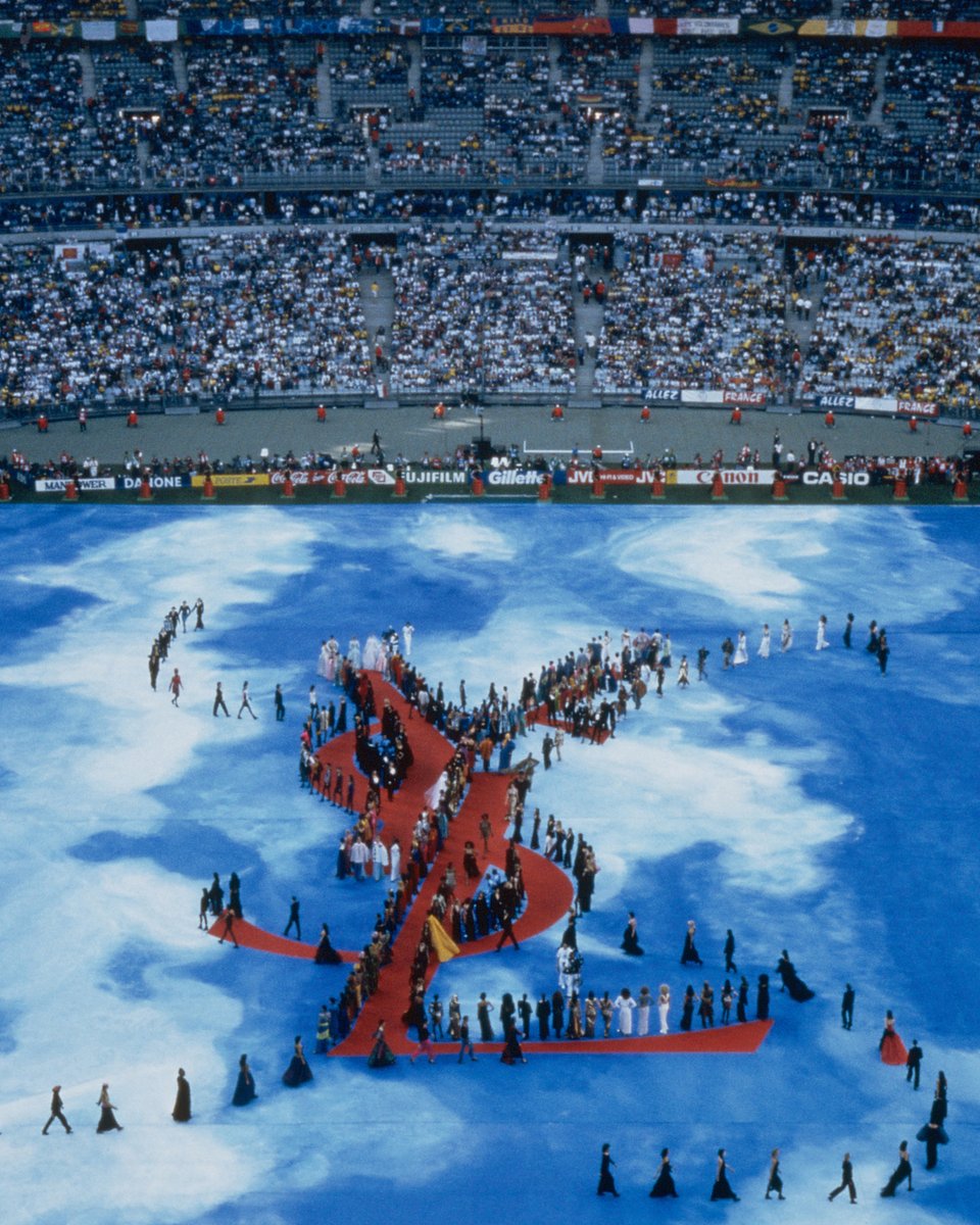 viewsfrance's tweet photo. Le défilé Yves Saint Laurent au Stade de France lors de la finale de la Coupe du Monde 1998 🇫🇷 https://t.co/Jp1mOwrgoL